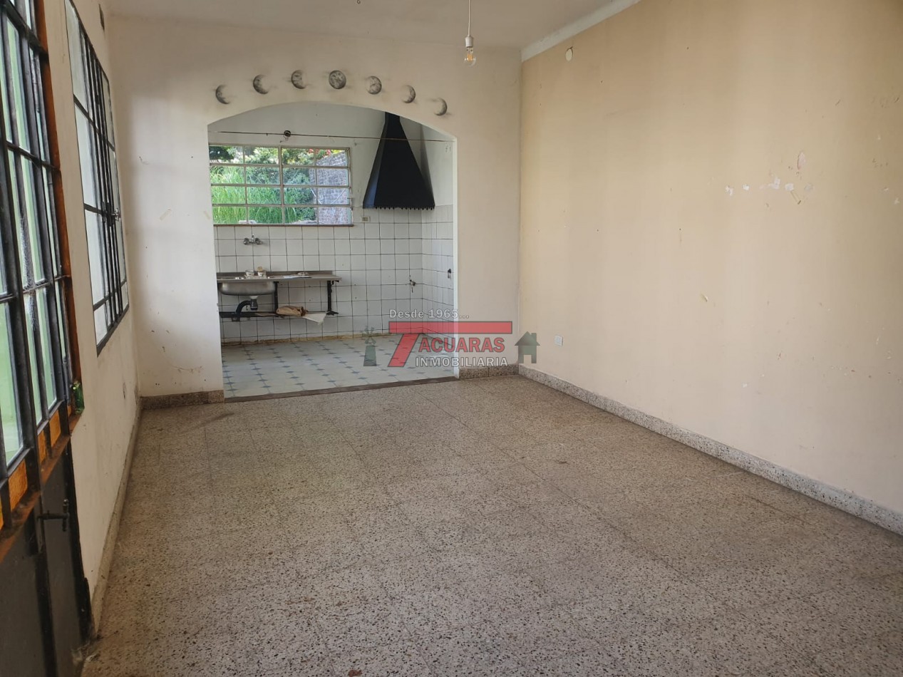 VENTA DE HERMOSA CASA ANTIGUA EN CALLE GUALEGUAYCHU. 