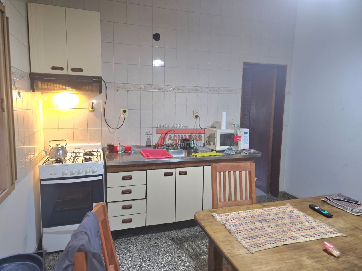 CASA FAMILIAR EN PLANTA BAJA CON PATIO Y COCHERA - BARRIO LAS ROSAS.