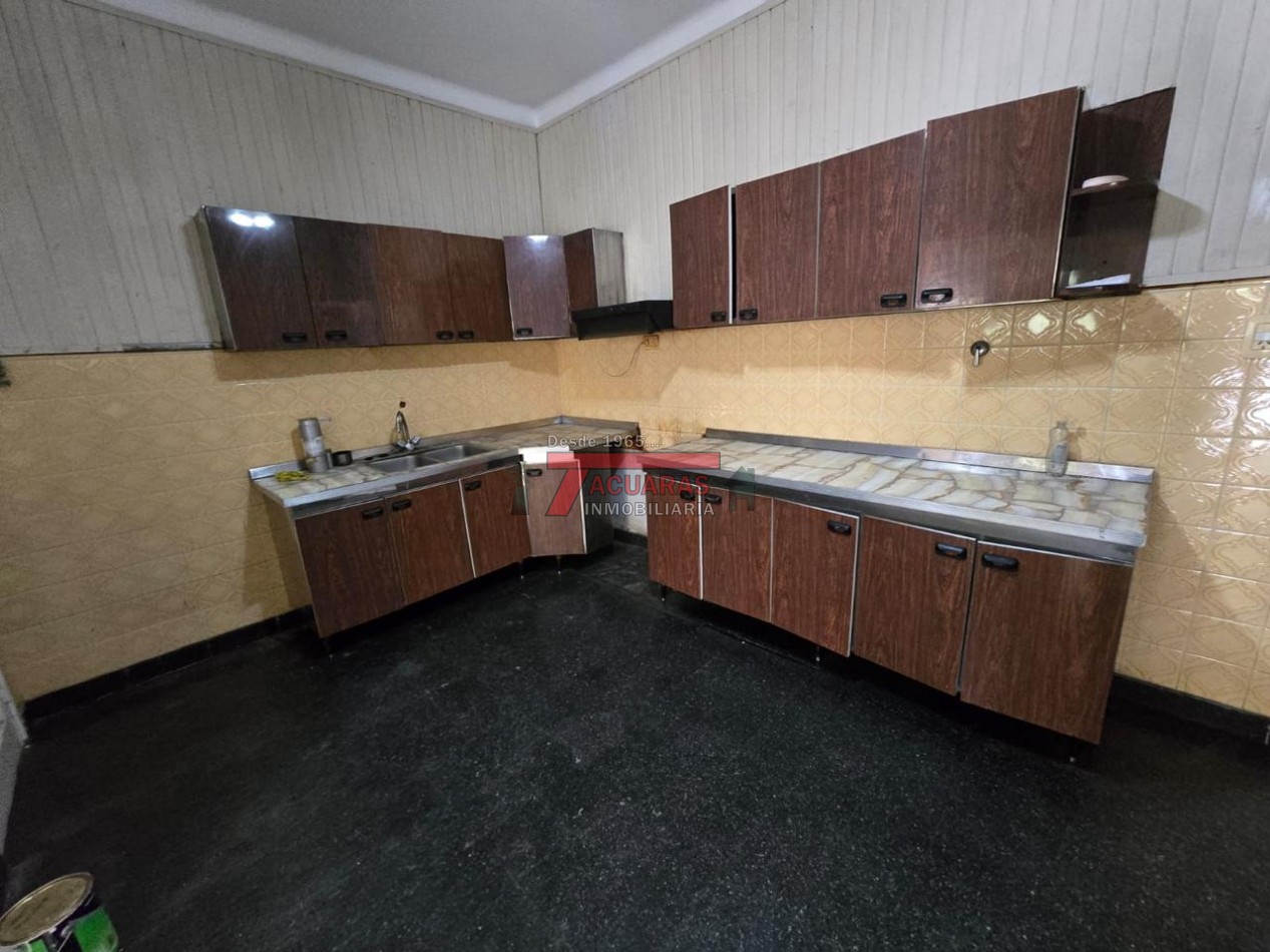 ALQUILER DE CASA EN CALLE LUIS AGOTE -4 DORMITORIOS.