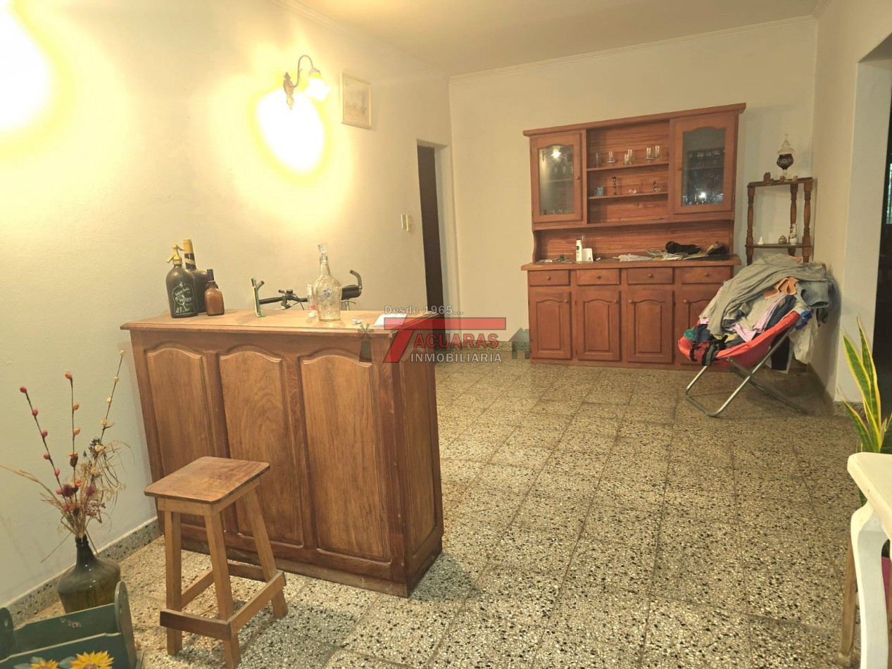 CASA FAMILIAR EN PLANTA BAJA CON PATIO Y COCHERA - BARRIO LAS ROSAS.