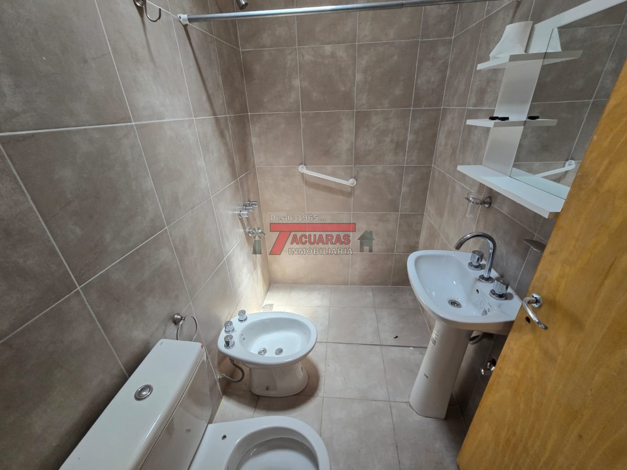 CASA 2 DORMITORIOS Y FONDO EN CALLE FRAGATA SARMIENTO.