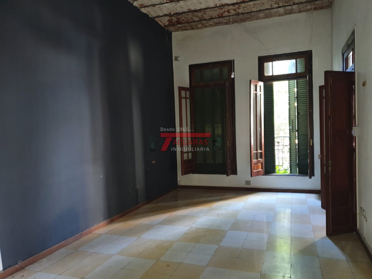 VENTA DE HERMOSA CASA ANTIGUA EN CALLE GUALEGUAYCHU. 