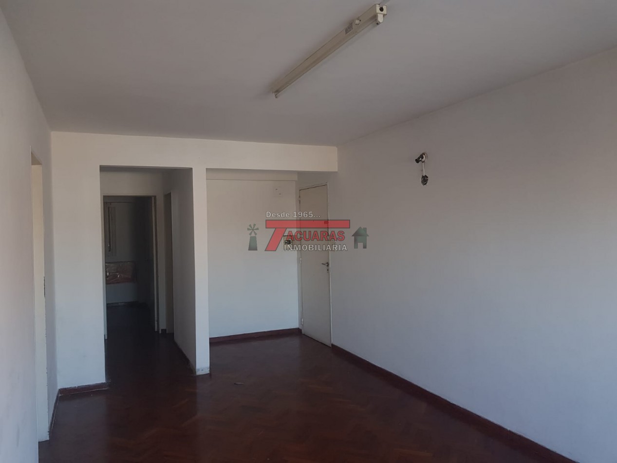VENTA DE DEPARTAMENTO 2 DORMITORIOS Y COCHERA EN CALLE 25 DE MAYO.