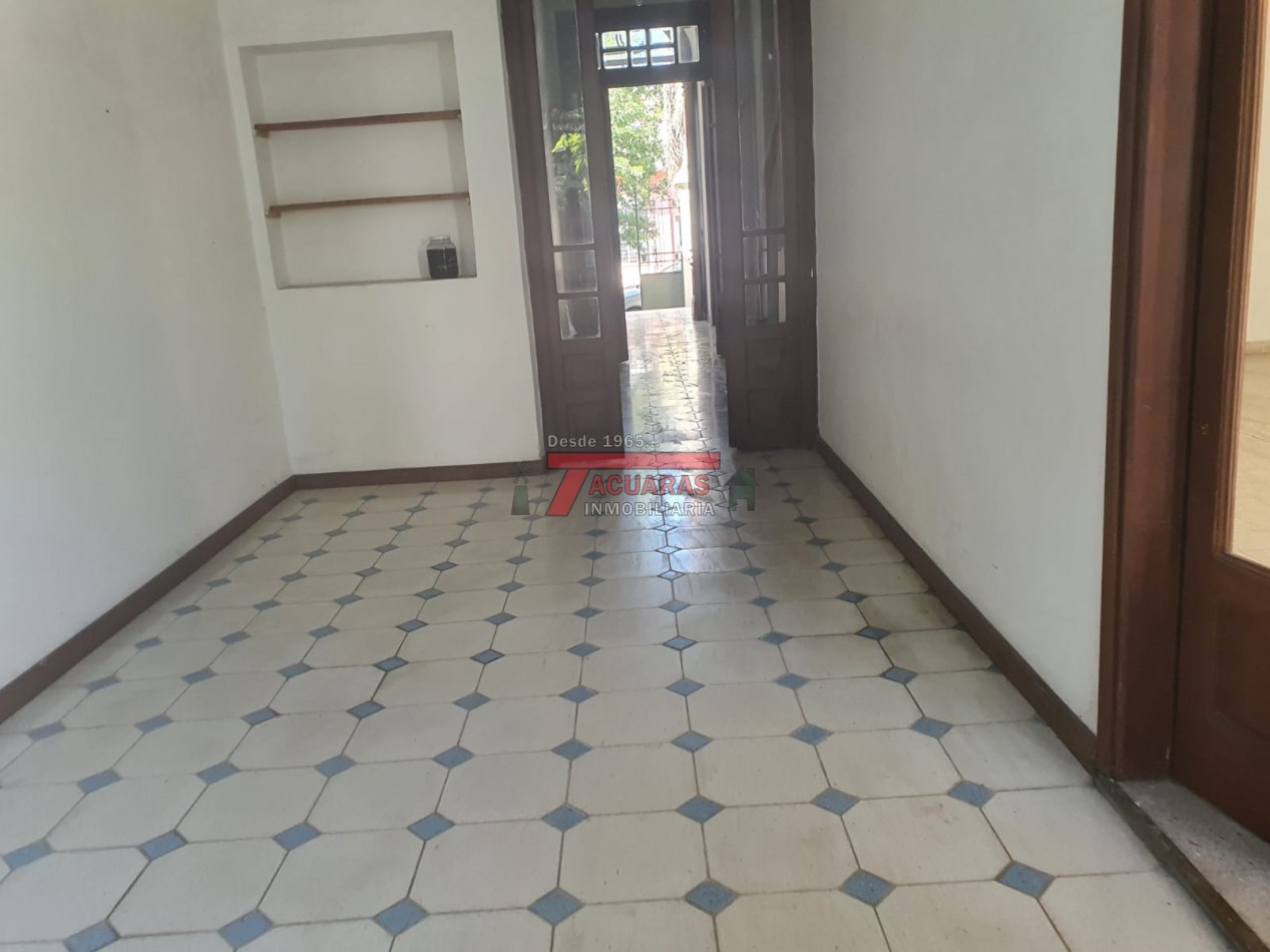 VENTA DE HERMOSA CASA ANTIGUA EN CALLE GUALEGUAYCHU. 