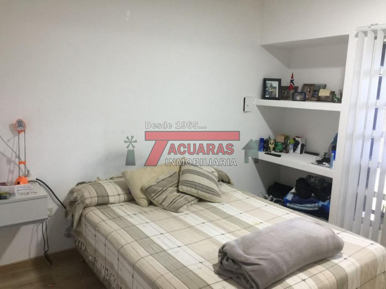 CASA EN VENTA -2 PLANTAS, 4 DORMITORIOS, PILETA Y QUINCHO INDEPENDIENTE A MINUTOS DEL CENTRO.