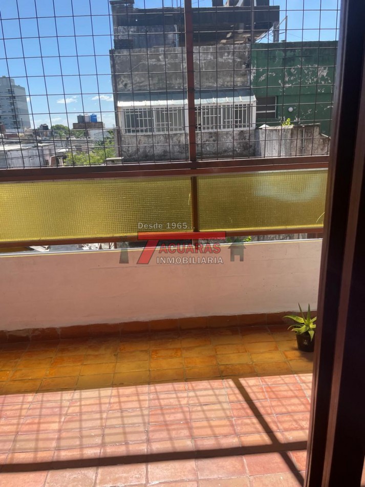 AMPLIO DEPARTAMENTO DE 3 DORMITORIOS EN CALLE CATAMARCA.