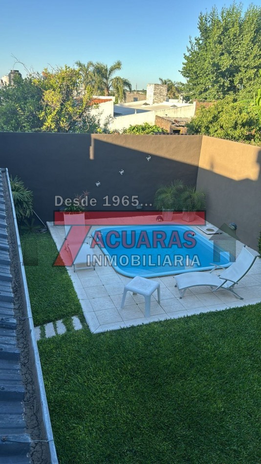 CASA EN VENTA -2 PLANTAS, 4 DORMITORIOS, PILETA Y QUINCHO INDEPENDIENTE A MINUTOS DEL CENTRO.