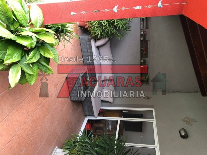 CASA EN VENTA -2 PLANTAS, 4 DORMITORIOS, PILETA Y QUINCHO INDEPENDIENTE A MINUTOS DEL CENTRO.