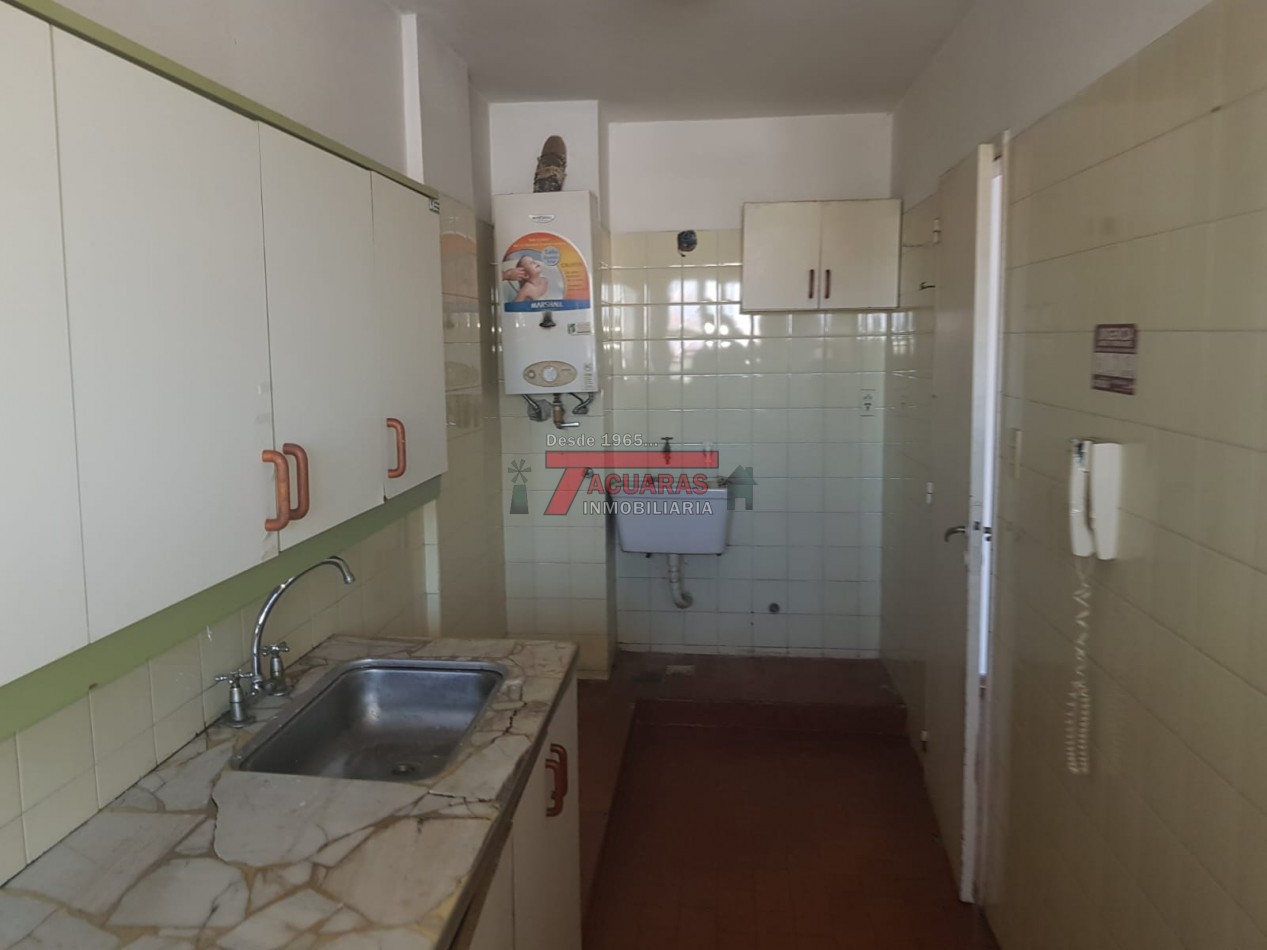VENTA DE DEPARTAMENTO 2 DORMITORIOS Y COCHERA EN CALLE 25 DE MAYO.