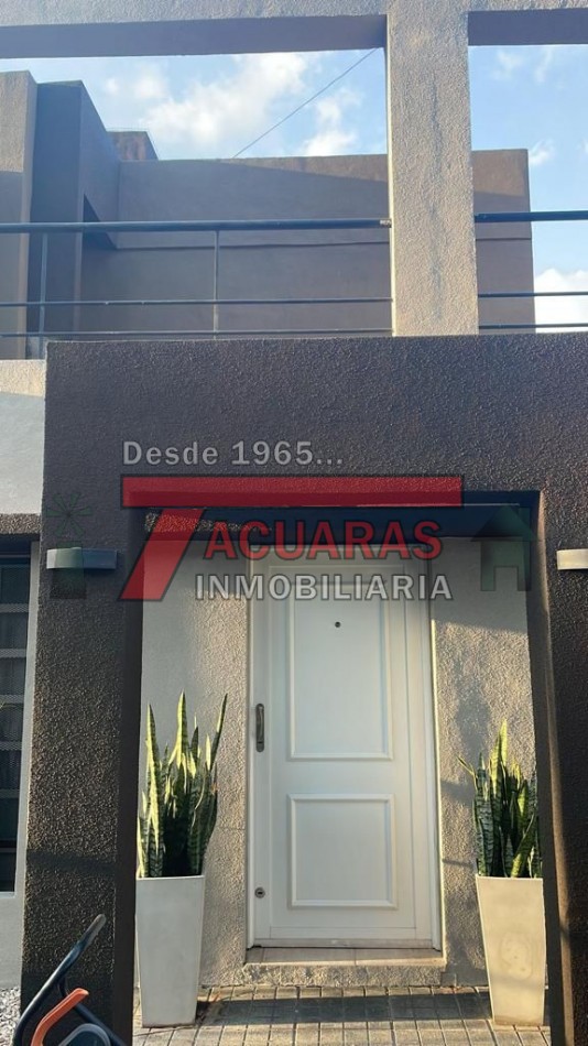 CASA EN VENTA -2 PLANTAS, 4 DORMITORIOS, PILETA Y QUINCHO INDEPENDIENTE A MINUTOS DEL CENTRO.