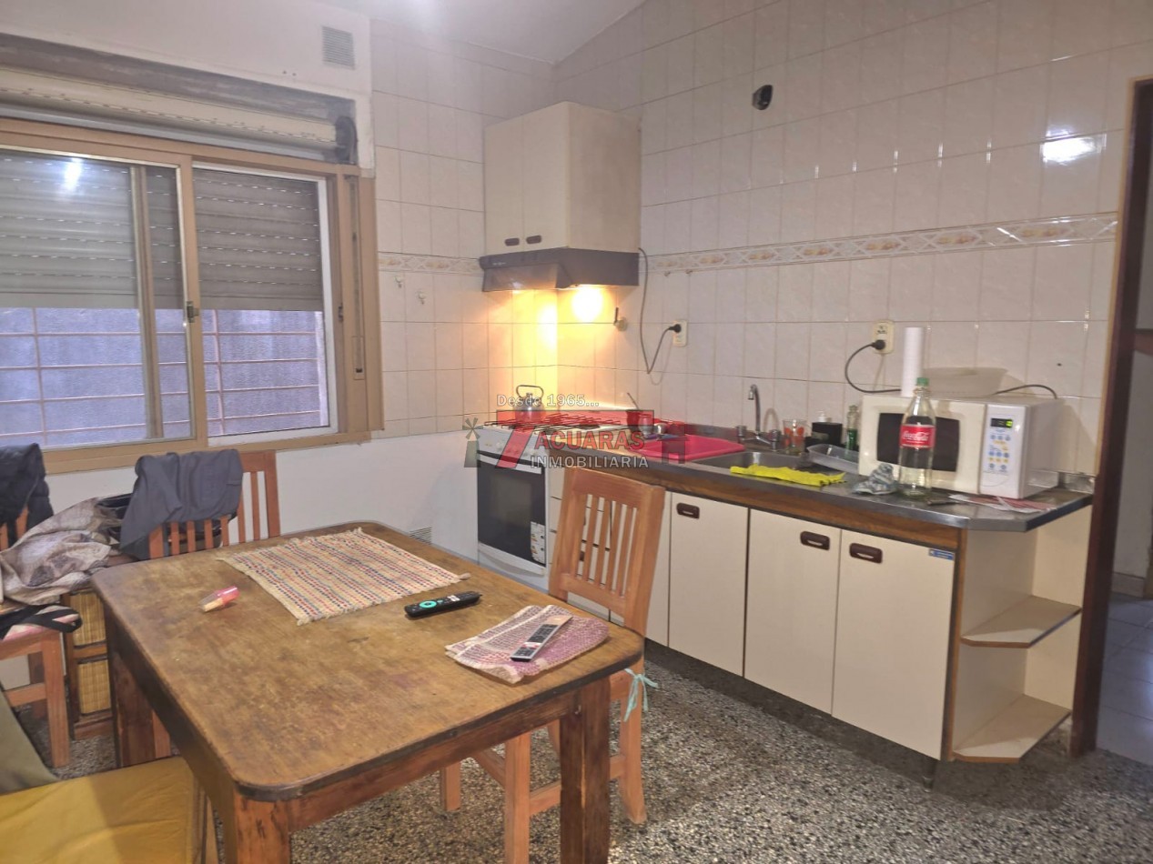 CASA FAMILIAR EN PLANTA BAJA CON PATIO Y COCHERA - BARRIO LAS ROSAS.