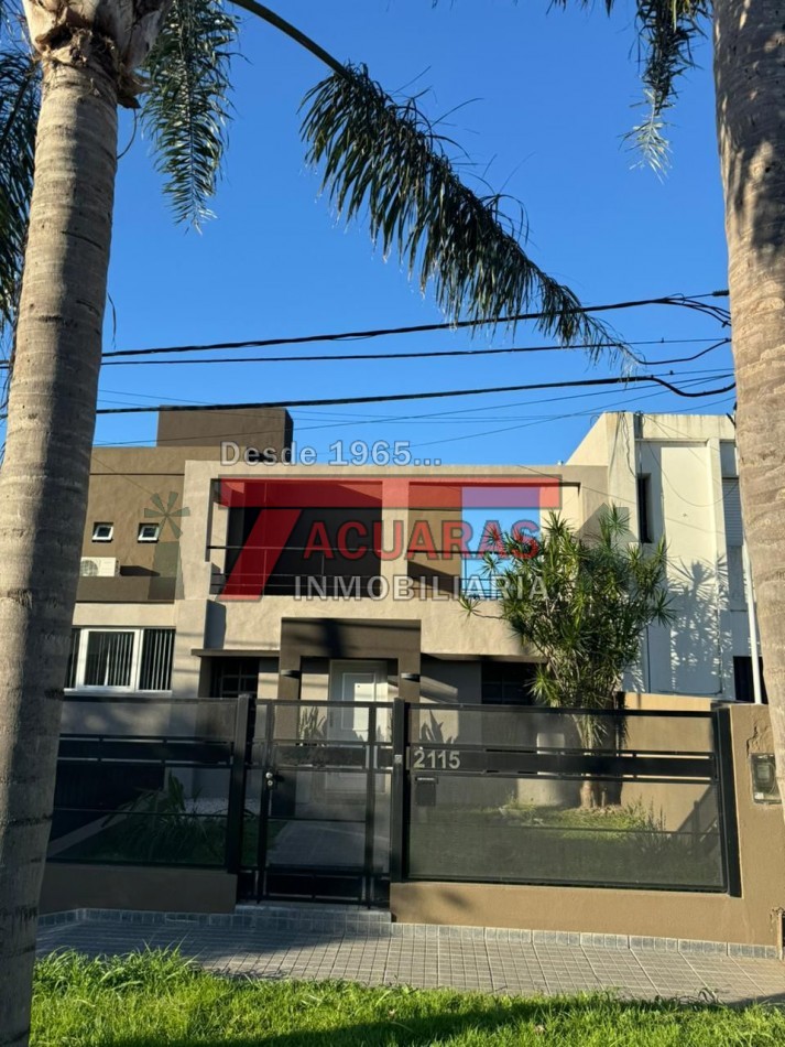 CASA EN VENTA -2 PLANTAS, 4 DORMITORIOS, PILETA Y QUINCHO INDEPENDIENTE A MINUTOS DEL CENTRO.