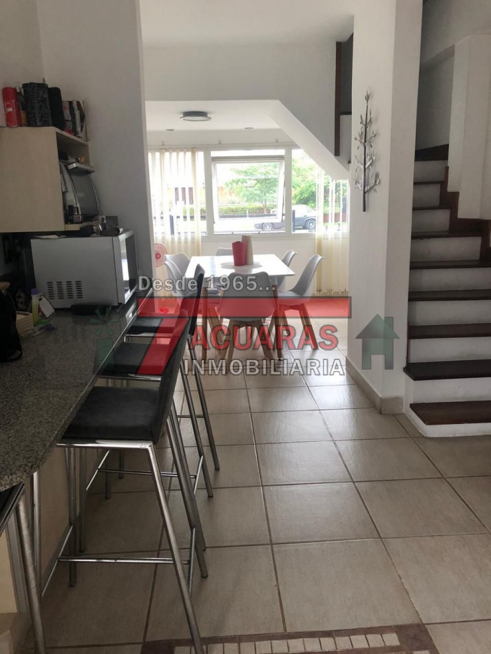 CASA EN VENTA -2 PLANTAS, 4 DORMITORIOS, PILETA Y QUINCHO INDEPENDIENTE A MINUTOS DEL CENTRO.