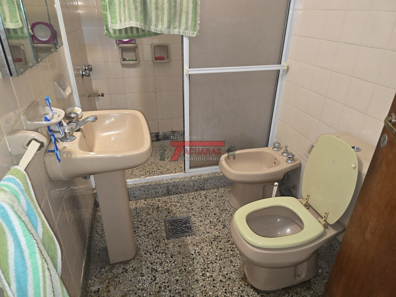 CASA FAMILIAR EN PLANTA BAJA CON PATIO Y COCHERA - BARRIO LAS ROSAS.