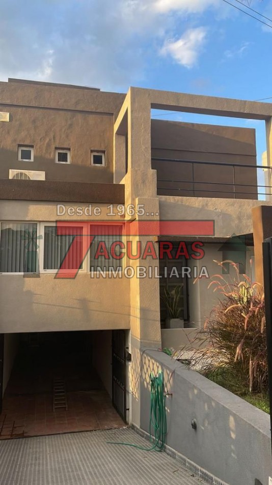 CASA EN VENTA -2 PLANTAS, 4 DORMITORIOS, PILETA Y QUINCHO INDEPENDIENTE A MINUTOS DEL CENTRO.