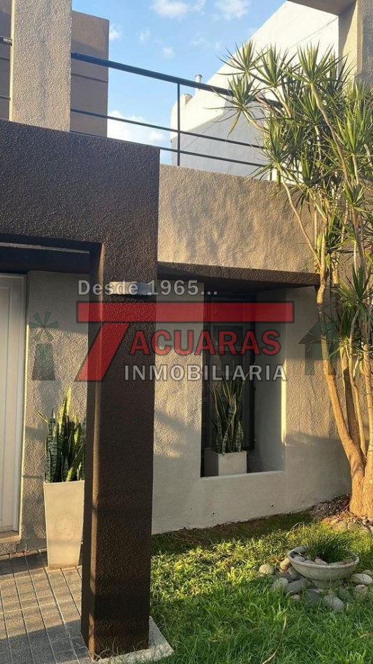 CASA EN VENTA -2 PLANTAS, 4 DORMITORIOS, PILETA Y QUINCHO INDEPENDIENTE A MINUTOS DEL CENTRO.