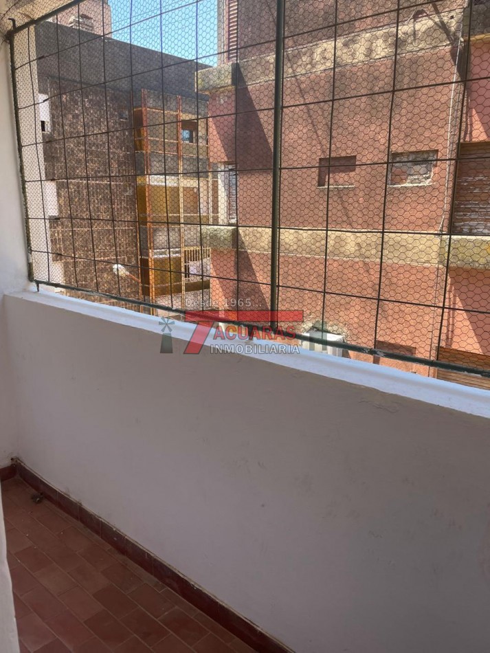 AMPLIO DEPARTAMENTO DE 3 DORMITORIOS EN CALLE CATAMARCA.