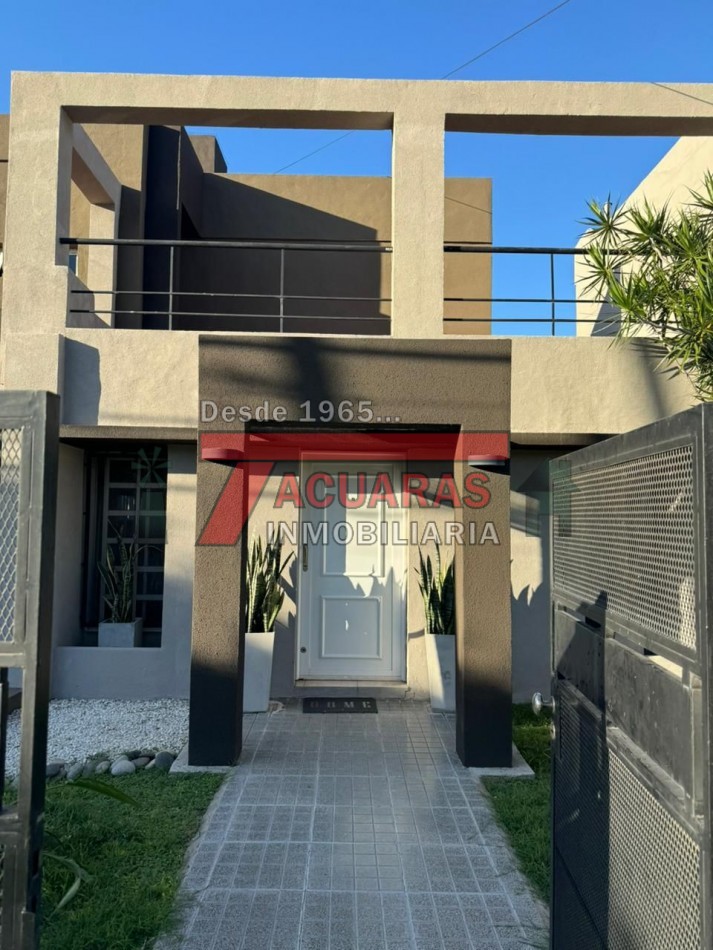 CASA EN VENTA -2 PLANTAS, 4 DORMITORIOS, PILETA Y QUINCHO INDEPENDIENTE A MINUTOS DEL CENTRO.
