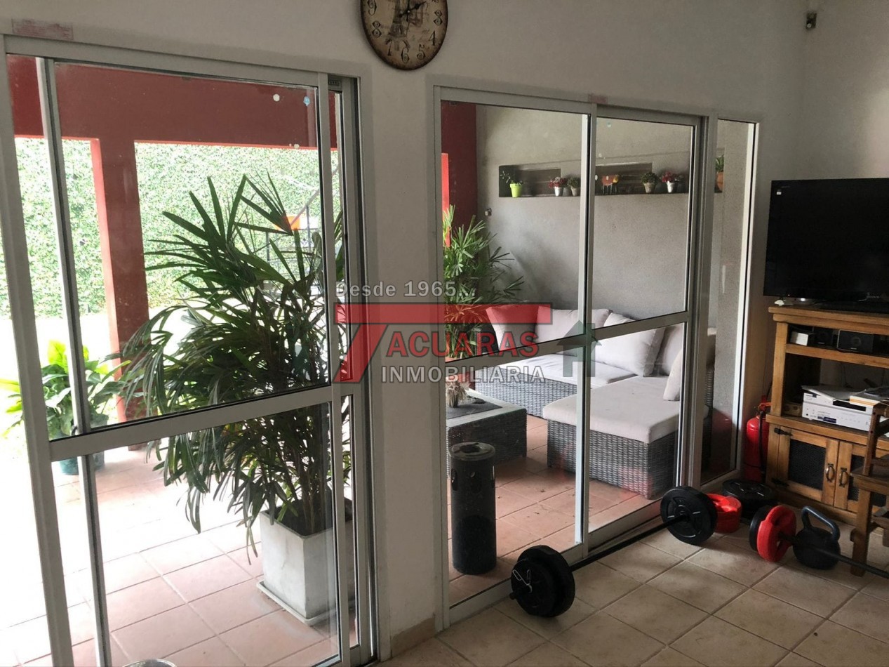 CASA EN VENTA -2 PLANTAS, 4 DORMITORIOS, PILETA Y QUINCHO INDEPENDIENTE A MINUTOS DEL CENTRO.