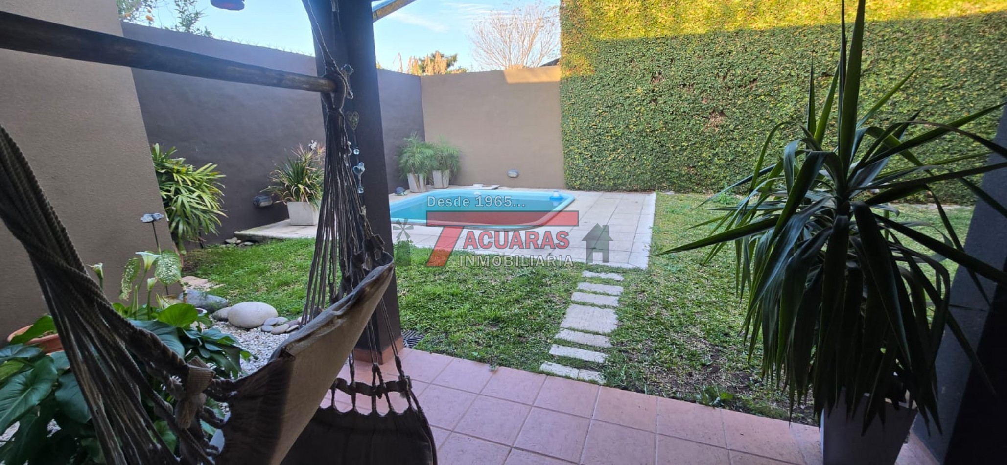 CASA EN VENTA -2 PLANTAS, 4 DORMITORIOS, PILETA Y QUINCHO INDEPENDIENTE A MINUTOS DEL CENTRO.