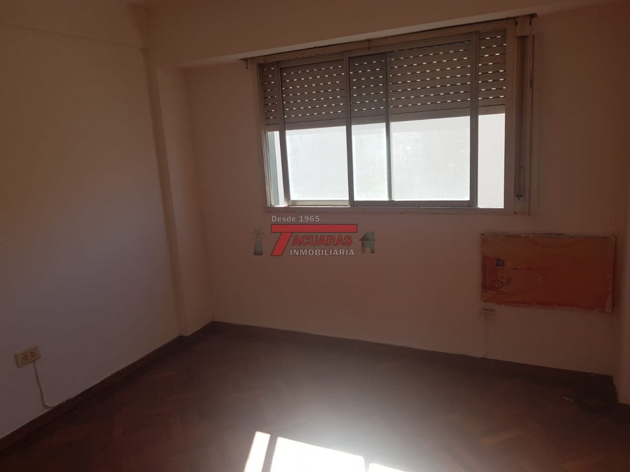 VENTA DE DEPARTAMENTO 2 DORMITORIOS Y COCHERA EN CALLE 25 DE MAYO.