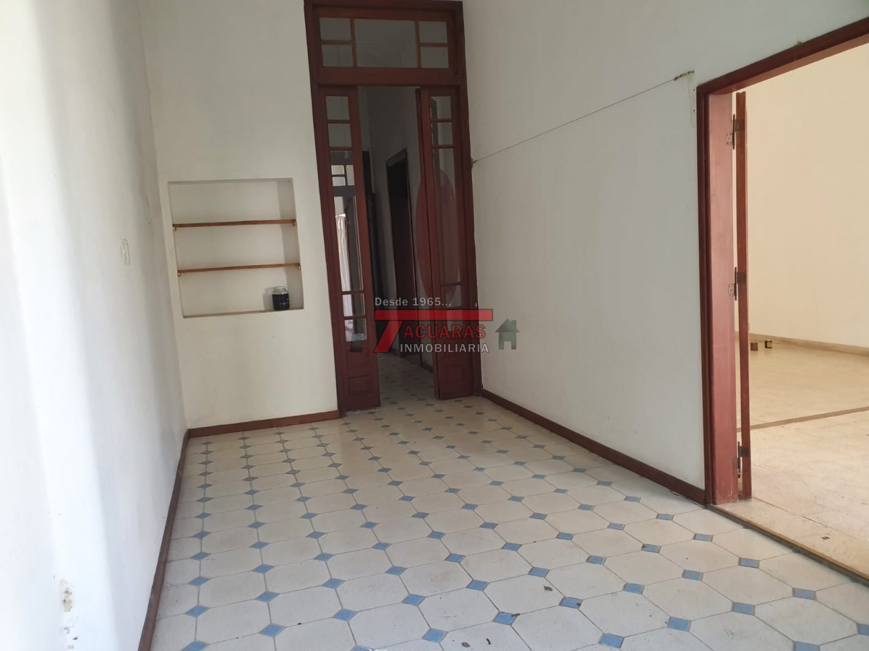 VENTA DE HERMOSA CASA ANTIGUA EN CALLE GUALEGUAYCHU. 