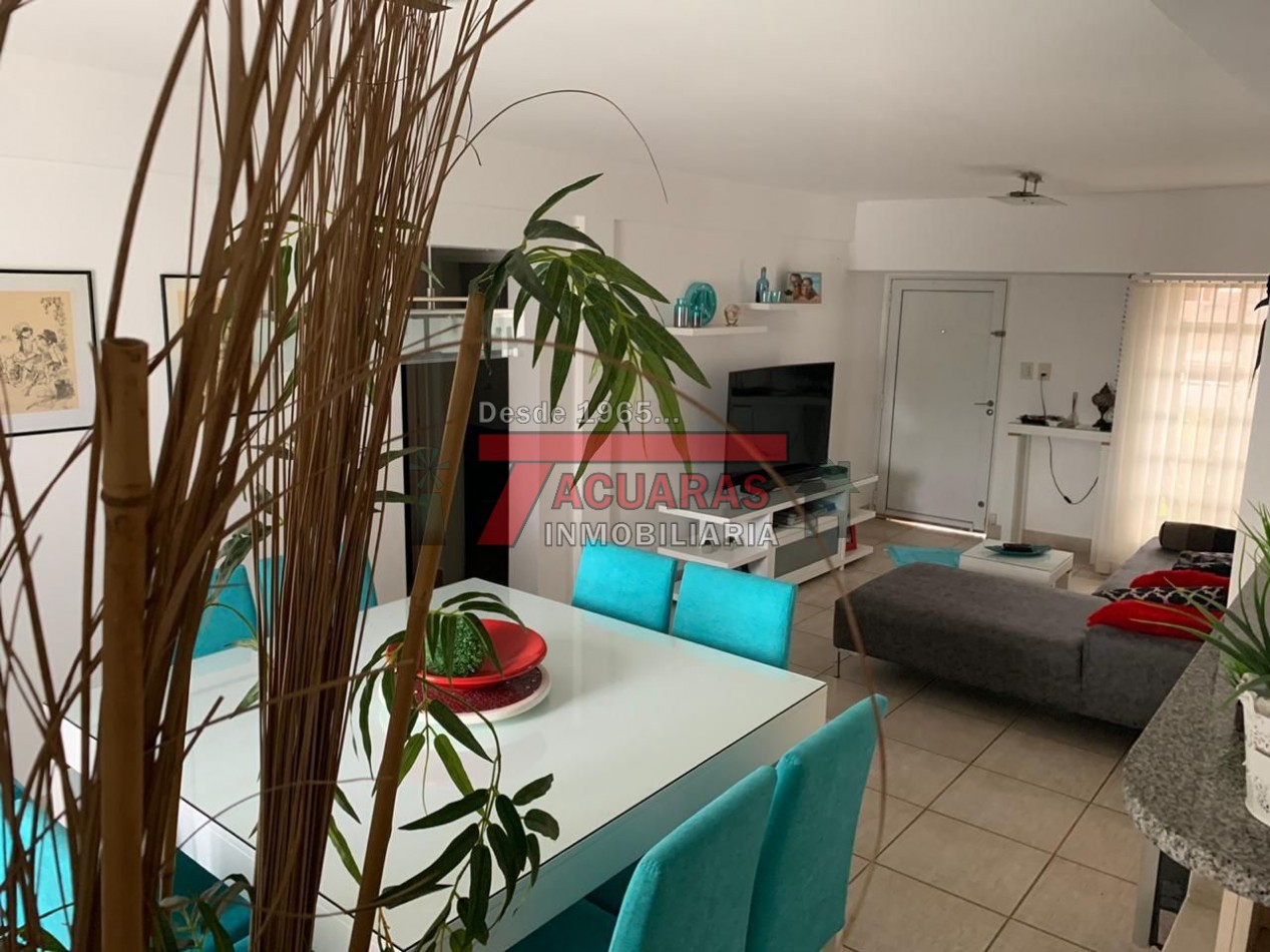 CASA EN VENTA -2 PLANTAS, 4 DORMITORIOS, PILETA Y QUINCHO INDEPENDIENTE A MINUTOS DEL CENTRO.