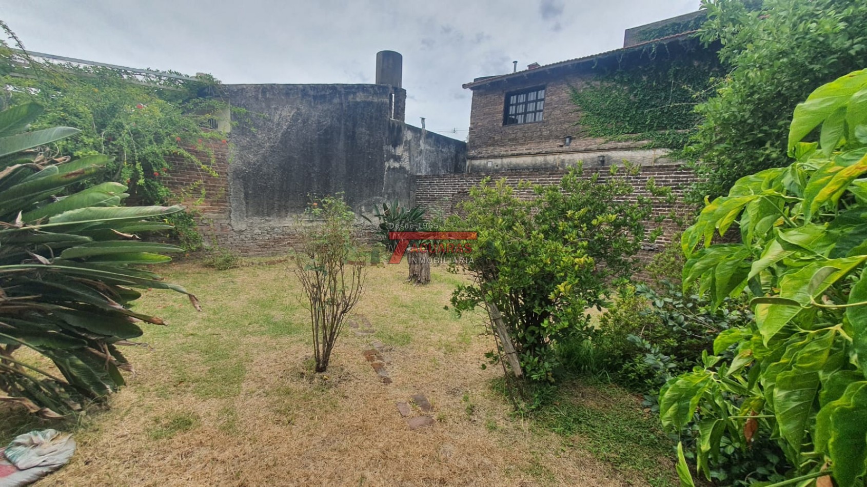 CASA 2 DORMITORIOS Y FONDO EN CALLE FRAGATA SARMIENTO.