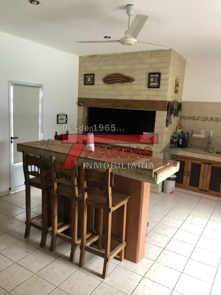 CASA EN VENTA -2 PLANTAS, 4 DORMITORIOS, PILETA Y QUINCHO INDEPENDIENTE A MINUTOS DEL CENTRO.