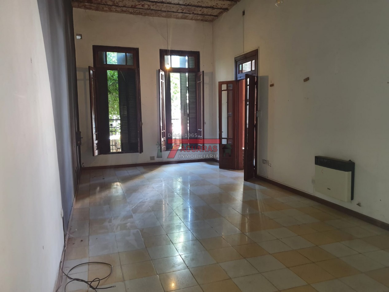 VENTA DE HERMOSA CASA ANTIGUA EN CALLE GUALEGUAYCHU. 