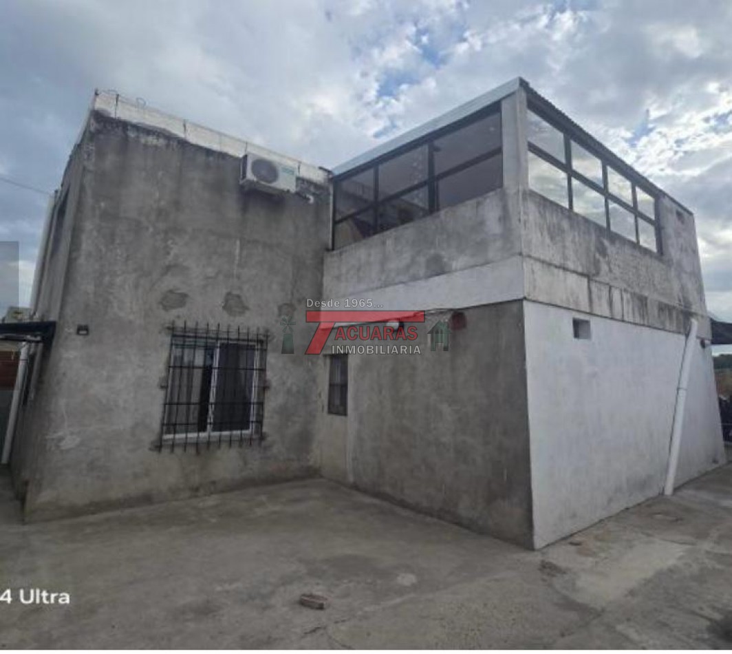 VENTA DE CASA DE 3 DORMITORIOS ZONA AEROPUERTO .