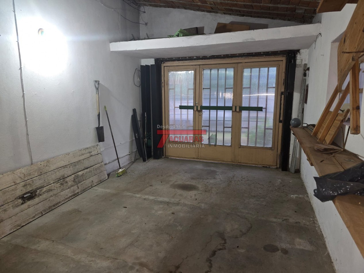 CASA FAMILIAR EN PLANTA BAJA CON PATIO Y COCHERA - BARRIO LAS ROSAS.