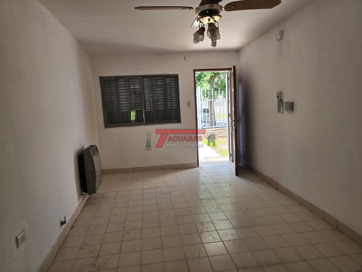 CASA 2 DORMITORIOS Y FONDO EN CALLE FRAGATA SARMIENTO.