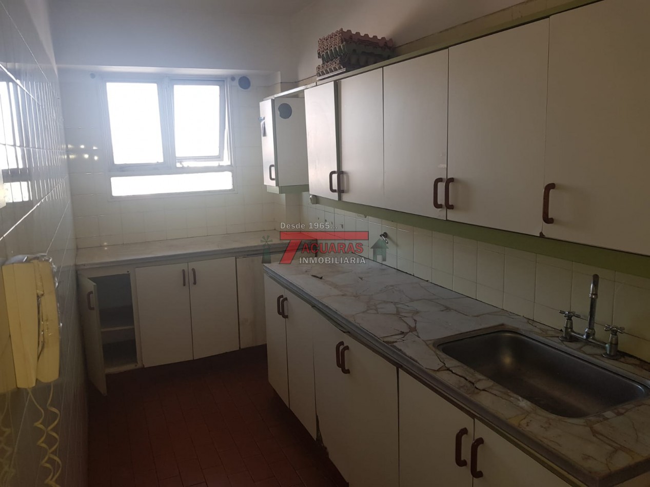 VENTA DE DEPARTAMENTO 2 DORMITORIOS Y COCHERA EN CALLE 25 DE MAYO.