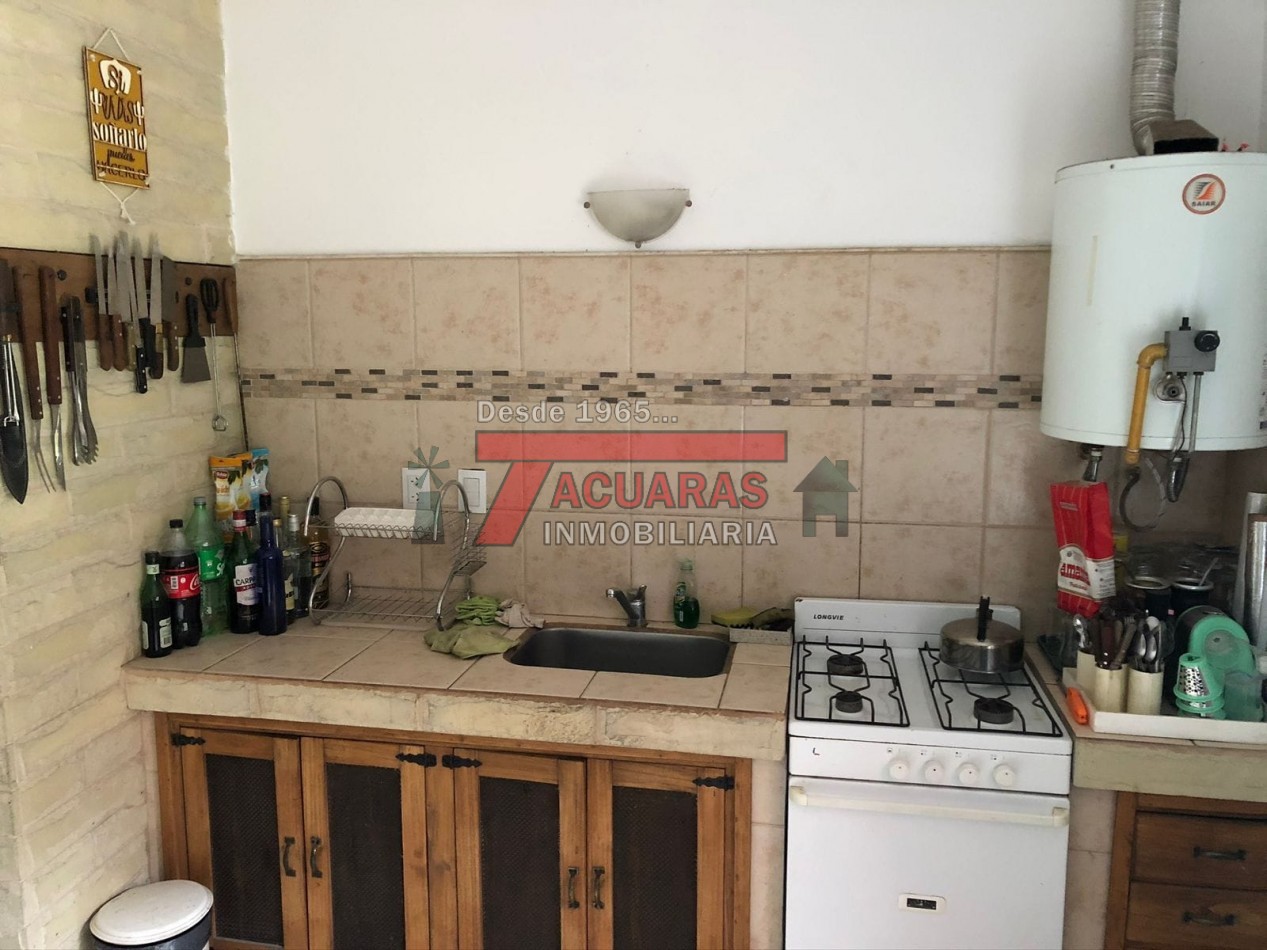 CASA EN VENTA -2 PLANTAS, 4 DORMITORIOS, PILETA Y QUINCHO INDEPENDIENTE A MINUTOS DEL CENTRO.