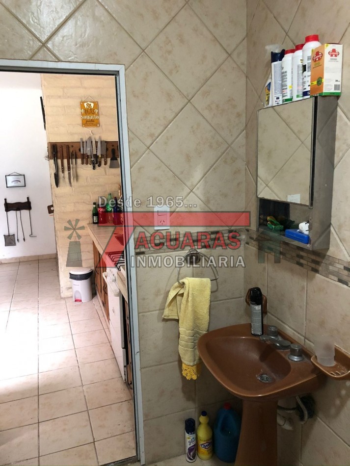 CASA EN VENTA -2 PLANTAS, 4 DORMITORIOS, PILETA Y QUINCHO INDEPENDIENTE A MINUTOS DEL CENTRO.