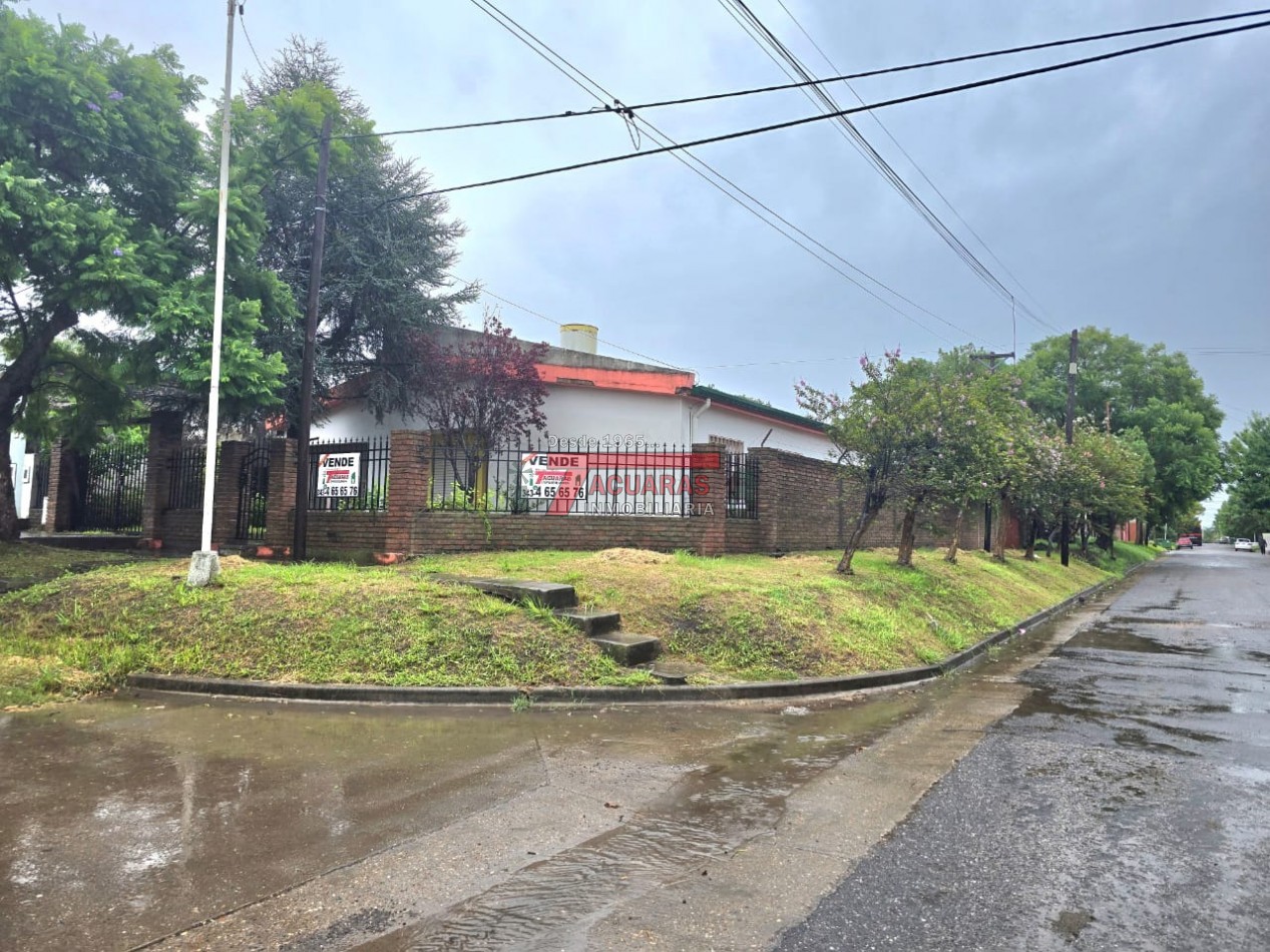 CASA FAMILIAR EN PLANTA BAJA CON PATIO Y COCHERA - BARRIO LAS ROSAS.