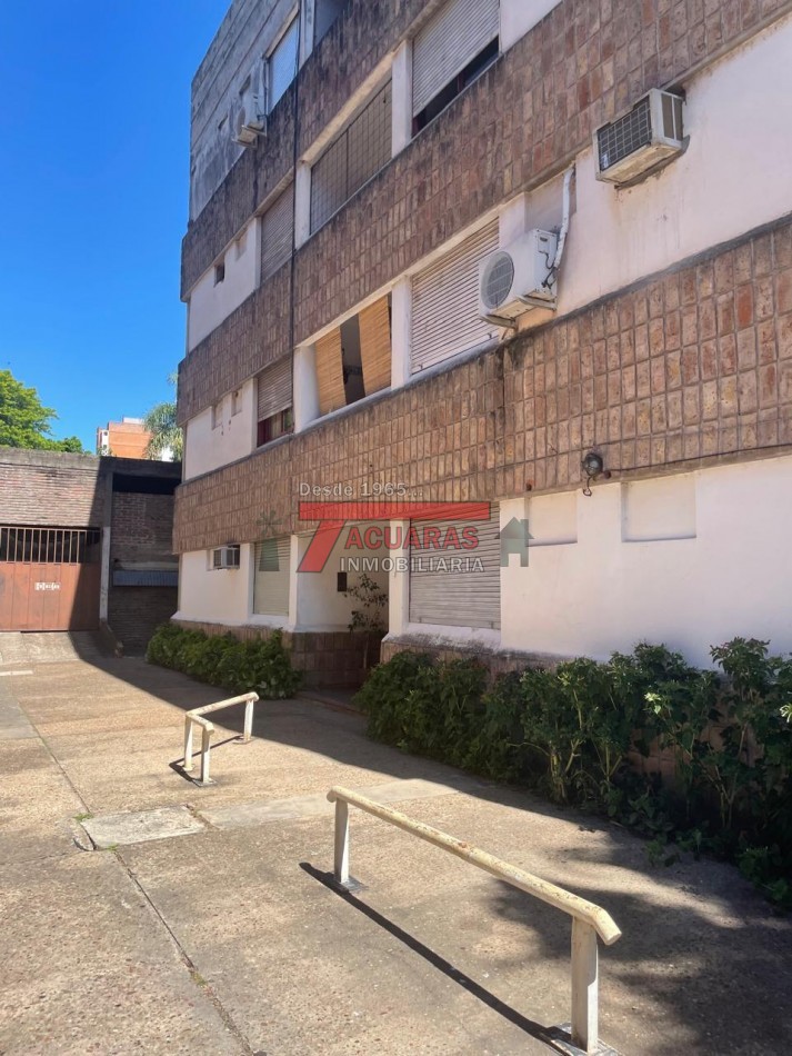 AMPLIO DEPARTAMENTO DE 3 DORMITORIOS EN CALLE CATAMARCA.