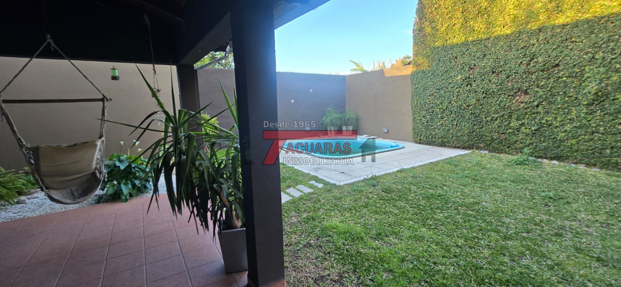 CASA EN VENTA -2 PLANTAS, 4 DORMITORIOS, PILETA Y QUINCHO INDEPENDIENTE A MINUTOS DEL CENTRO.