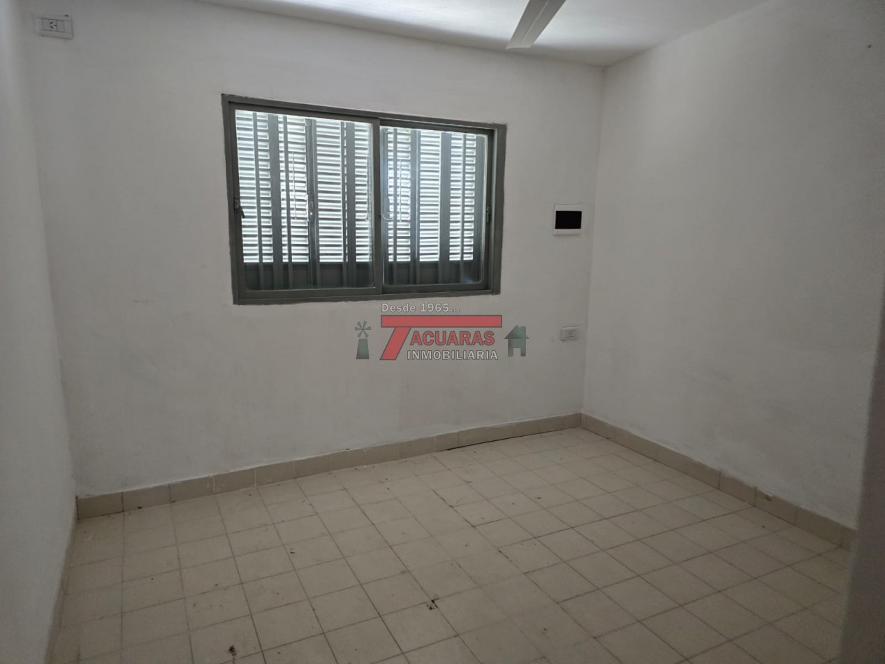 CASA 2 DORMITORIOS Y FONDO EN CALLE FRAGATA SARMIENTO.