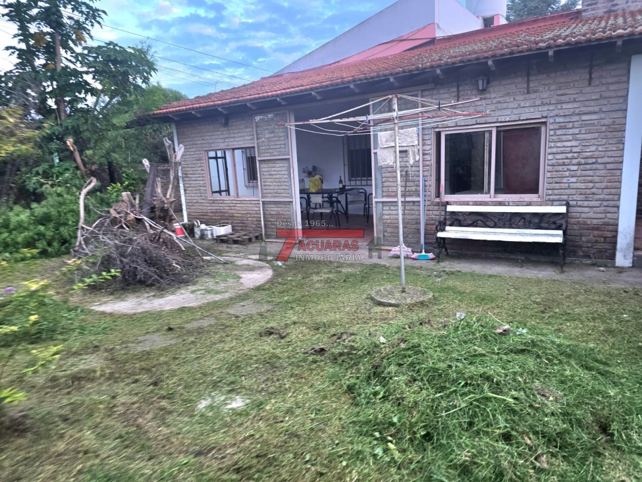 CASA FAMILIAR EN PLANTA BAJA CON PATIO Y COCHERA - BARRIO LAS ROSAS.