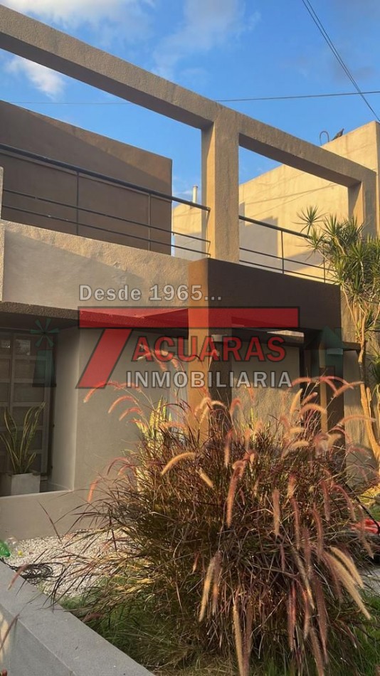 CASA EN VENTA -2 PLANTAS, 4 DORMITORIOS, PILETA Y QUINCHO INDEPENDIENTE A MINUTOS DEL CENTRO.