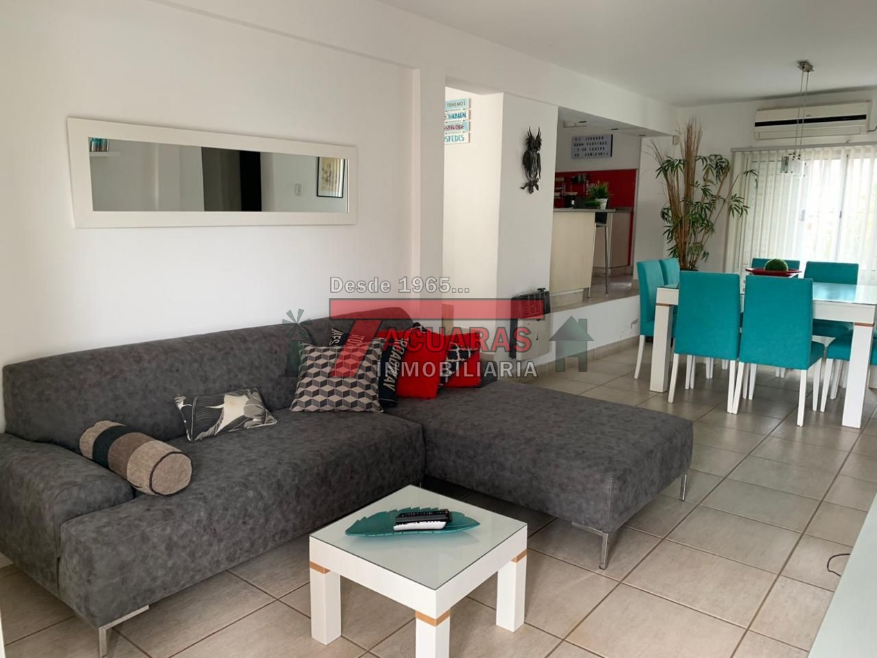 CASA EN VENTA -2 PLANTAS, 4 DORMITORIOS, PILETA Y QUINCHO INDEPENDIENTE A MINUTOS DEL CENTRO.