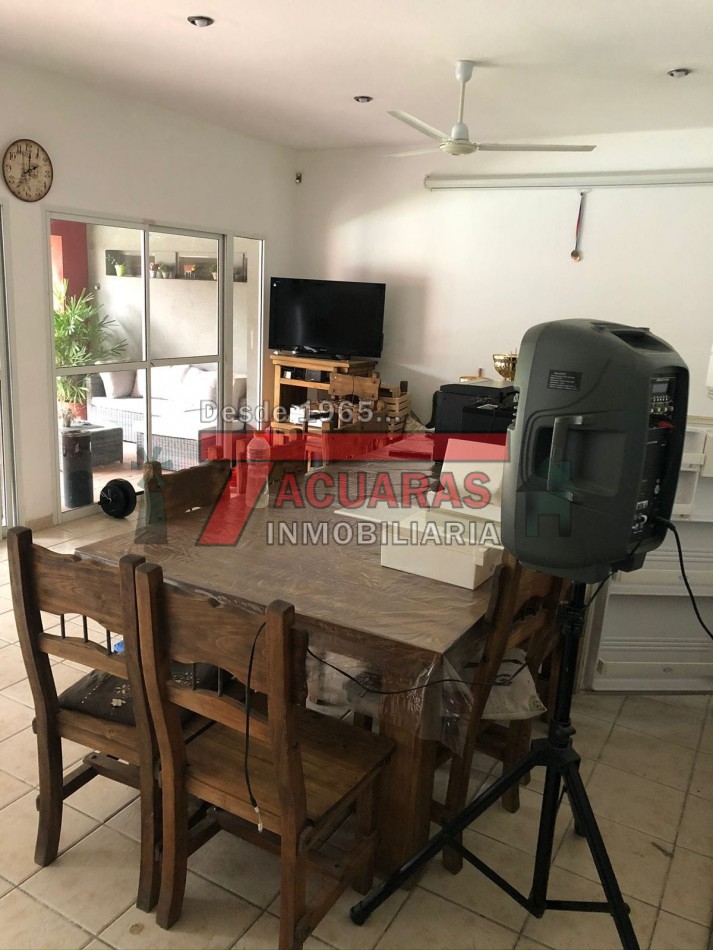 CASA EN VENTA -2 PLANTAS, 4 DORMITORIOS, PILETA Y QUINCHO INDEPENDIENTE A MINUTOS DEL CENTRO.