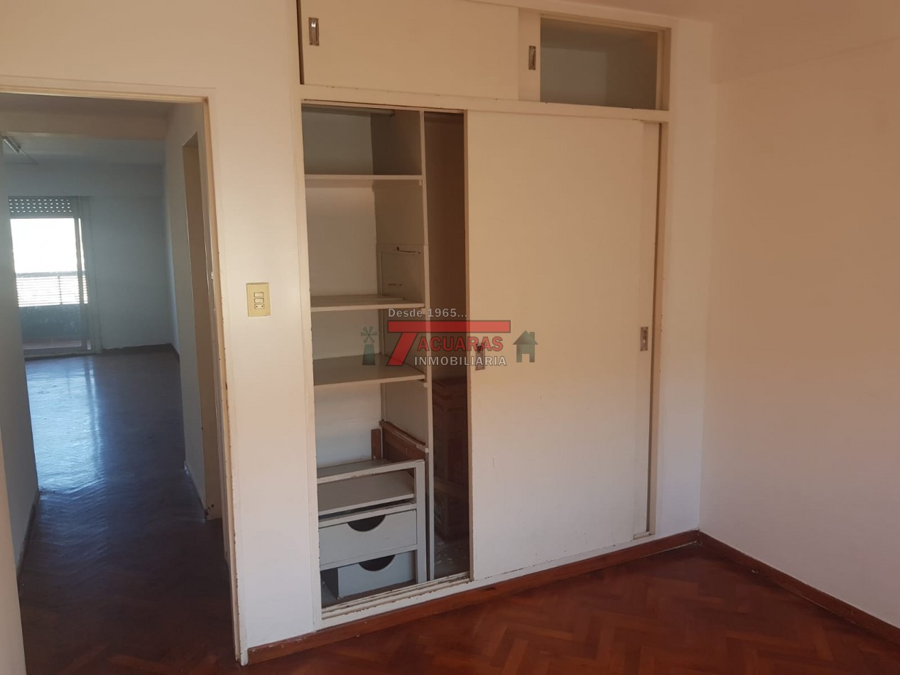 VENTA DE DEPARTAMENTO 2 DORMITORIOS Y COCHERA EN CALLE 25 DE MAYO.