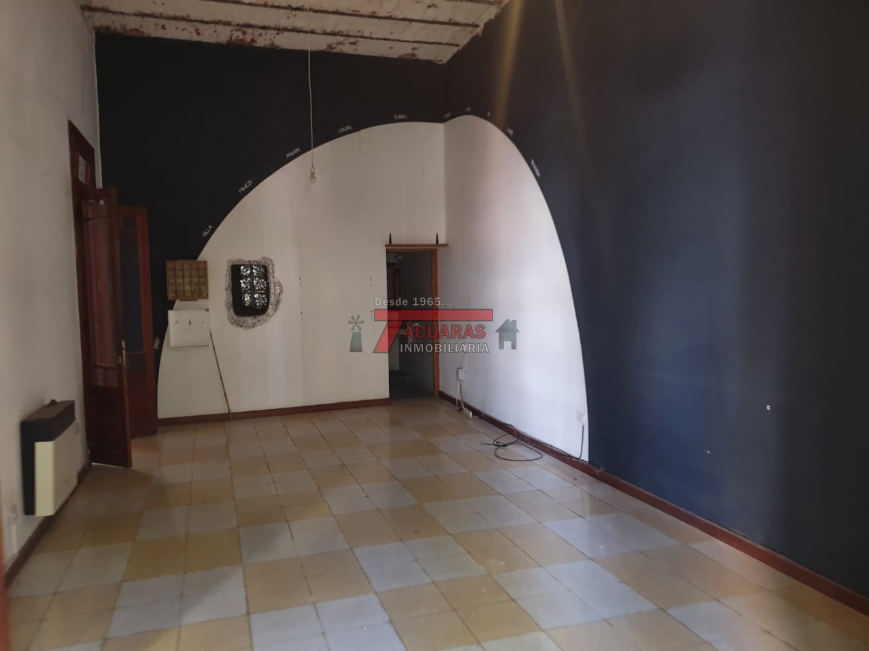 VENTA DE HERMOSA CASA ANTIGUA EN CALLE GUALEGUAYCHU. 