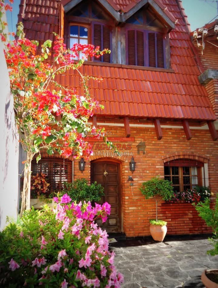 CASA INTERNA 3 HABITACIONES SOBRE  CALLE  CERVANTES .