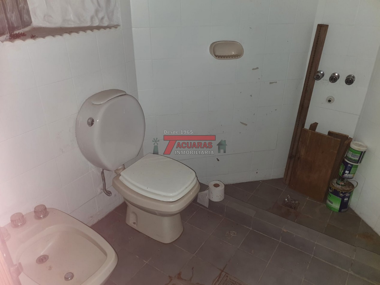 VENTA DE HERMOSA CASA ANTIGUA EN CALLE GUALEGUAYCHU. 