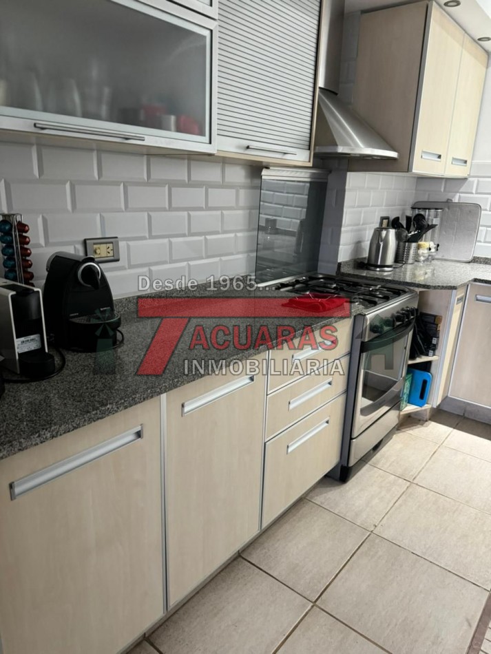 CASA EN VENTA -2 PLANTAS, 4 DORMITORIOS, PILETA Y QUINCHO INDEPENDIENTE A MINUTOS DEL CENTRO.