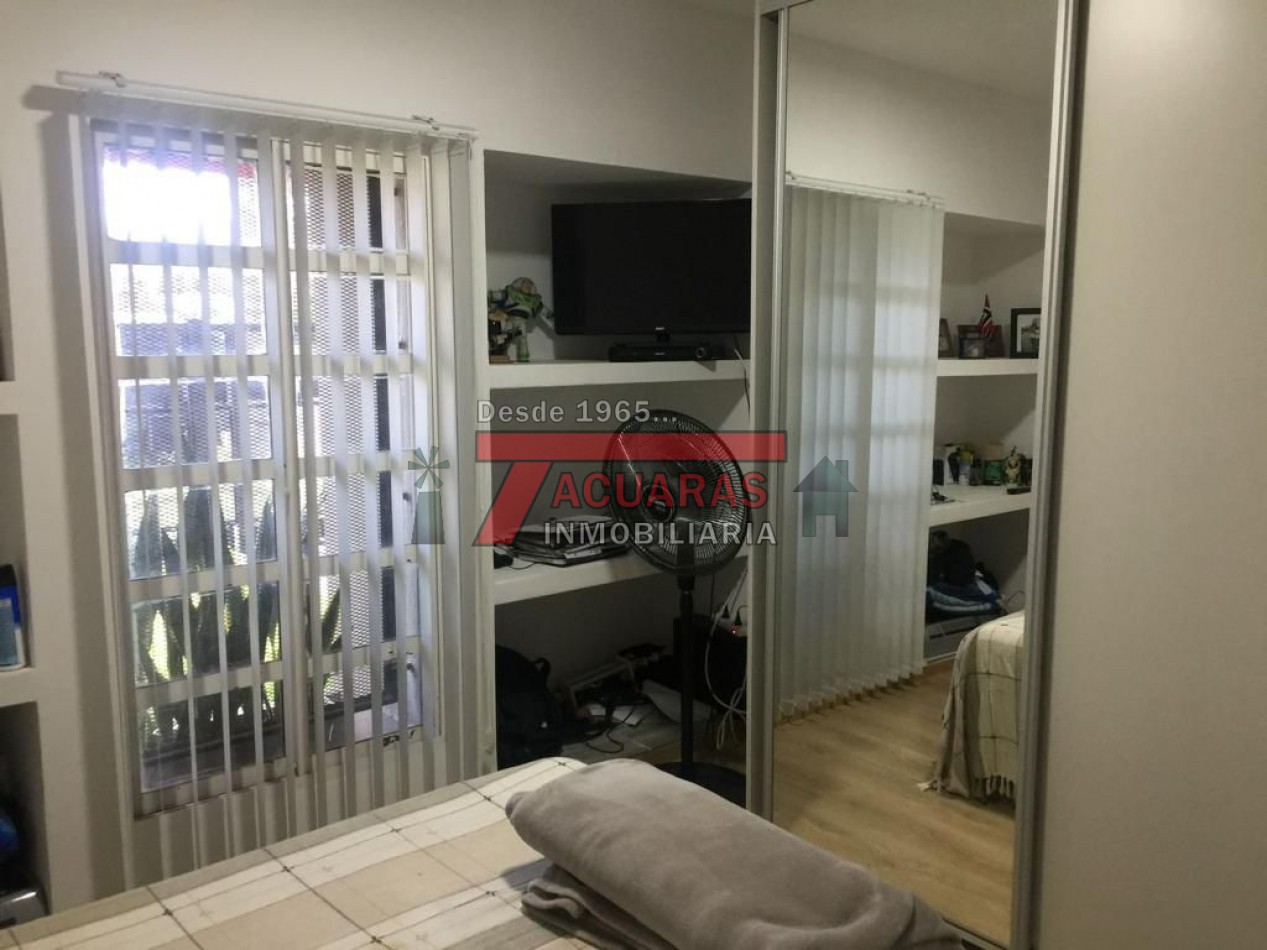 CASA EN VENTA -2 PLANTAS, 4 DORMITORIOS, PILETA Y QUINCHO INDEPENDIENTE A MINUTOS DEL CENTRO.